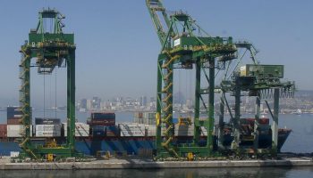 Atracação de navios no Caís do Porto do Rio de Janeiro, guindaste, container.